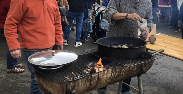 photo  eric et jean-claude, les « as » du marron chaud.  &copy;  le maine libre 