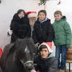 photo  le père noël a partagé un goûter avec les enfants tandis que les plus petits ont profité d’une balade avec laure et son poney. 