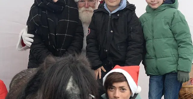 photo  le père noël a partagé un goûter avec les enfants tandis que les plus petits ont profité d’une balade avec laure et son poney.  &copy;  lr maine libre 