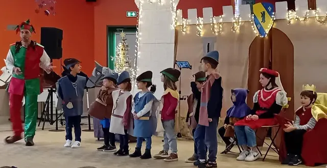 photo  mercredi après-midi, à la salle des loisirs, plus de cent enfants se pressaient avec leurs parents pour le spectacle « odilon le bouffon » de la compagnie acteurs en herbe. cette séance interactive a permis aux enfants de s’immerger dans l’époque des chevaliers et de participer à un tournoi. « nous n’avons jamais eu autant d’enfants et le spectacle a plu », se réjouit janine aveline, la présidente.  &copy;  ouest-france 