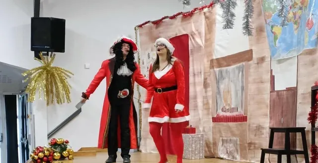 photo  le noël de l’association des parents d’élèves s’est déroulé vendredi. le matin, un spectacle était proposé par la troupe à vos souhaits production, à la salle des fêtes  &copy;  ouest-france 