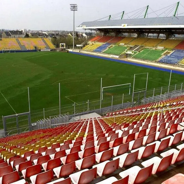 photo vue de la tribune le maine libre, occupée par le kop de supporters manceaux.  ©  archives le maine libre – denis lambert