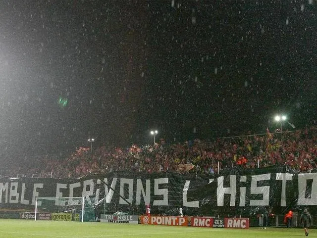 photo la tribune le maine libre était bouillante le 27 février 2008 lors de la demi-finale de coupe de la ligue entre le muc 72 et le rc lens.  ©  archives le maine libre – denis lambert