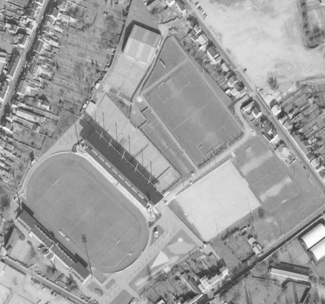 photo vue aérienne du stade léon bollée le 29 février 1992.  ©  source ign – photothèque nationale – 29/02/1992
