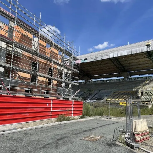 photo l’une des surfaces de réparation du terrain de football a laissé place à des logements, au pied de la tribune chancel.  ©  le maine libre