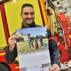 photo  anthony soyer, président de l’amicale des sapeurs-pompiers de sablé-sur-sarthe, présente le calendrier 2024. 