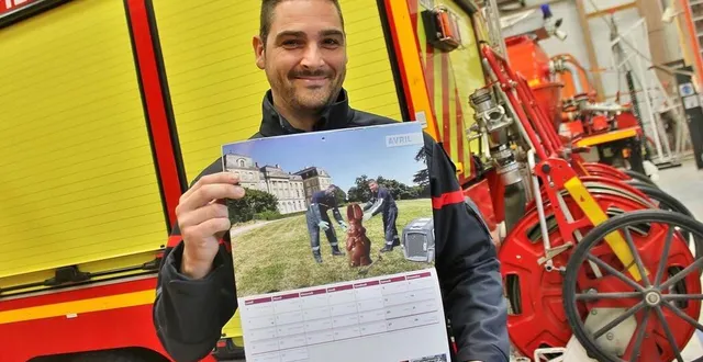 photo  anthony soyer, président de l’amicale des sapeurs-pompiers de sablé-sur-sarthe, présente le calendrier 2024.  &copy;  ouest-france 