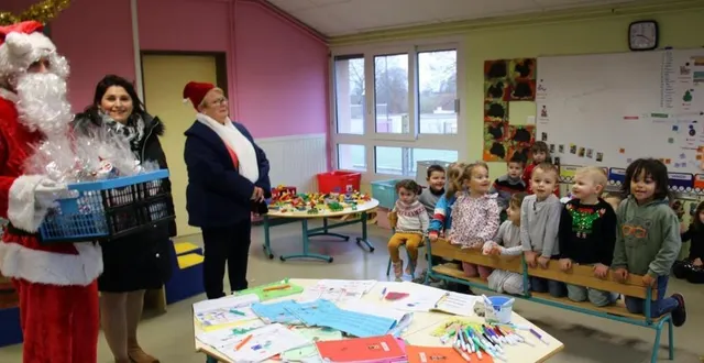 photo  le père noël, accompagné de céline chanteloup, de l’association de parents d’élèves, et maryline sangleboeuf, adjointe au maire, a été accueilli dans la classe par une chanson de noël interprétée par les enfants.  &copy;  ouest-france 