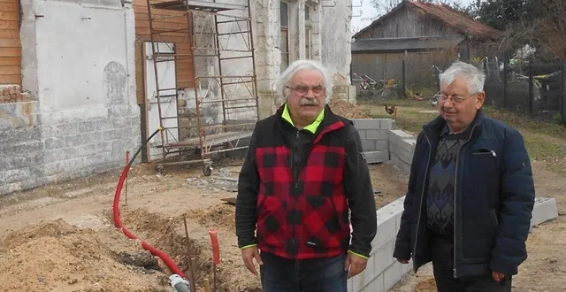 photo  le président bruno duru (à gauche) et jean-jacques courantin, bénévole, devant les futurs sanitaires.  &copy;  ouest-france 