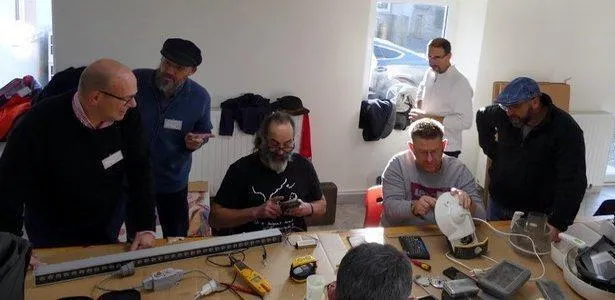 photo  samedi à la salle tridon de mézeray, les réparateurs bénévoles se sont penchés sur des télés, yaourtières, chaînes hi-fi.  &copy;  le maine libre 