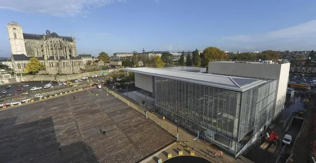 photo  l’espace culturel des quinconces en novembre 2013, quelques jours seulement après la pose des pavées sur le parvis.   &copy;  archives le maine libre – denis lambert 