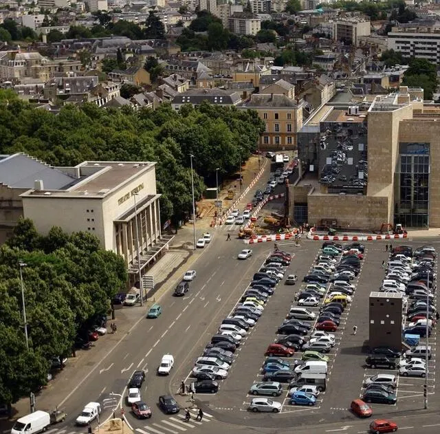 photo la place des jacobins et son grand parking, ici en 2009.  ©  archives le maine libre – hervé petitbon