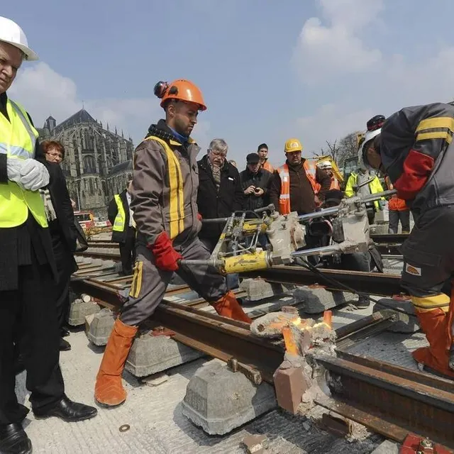 photo le 27 mars 2013, jean-claude boulard réalise la soudure du premier rail de la deuxième ligne du tram manceau.  ©  archives le maine libre – denis lambert