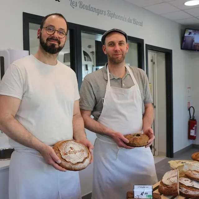 photo freddy porcher et jean-michel bourgeais ont mis à l’honneur deux spécialités lors de leurs passages sur le petit écran. l’une d’elles est originaire d’anjou, quel est son nom ?  ©  archives ouest-france