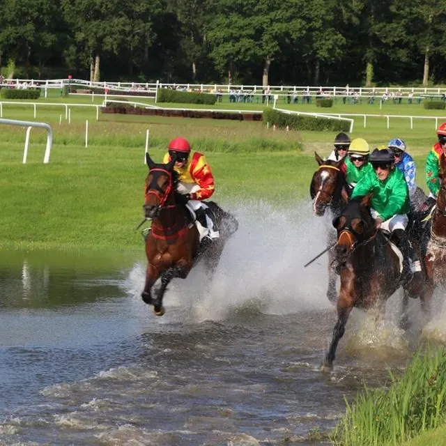 photo l’anjou loire challenge 2023 a été marquée par une interruption temporaire de la course. pour quelle raison ?  ©  ouest-france