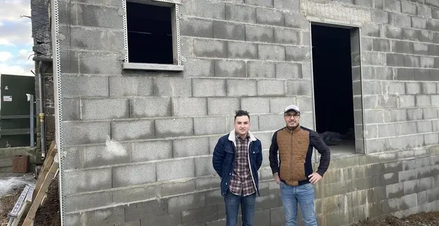 photo  louis et romain bon devant l’agrandissement du blackwater museum à berjou, fin novembre 2023.  &copy;  ouest-france 