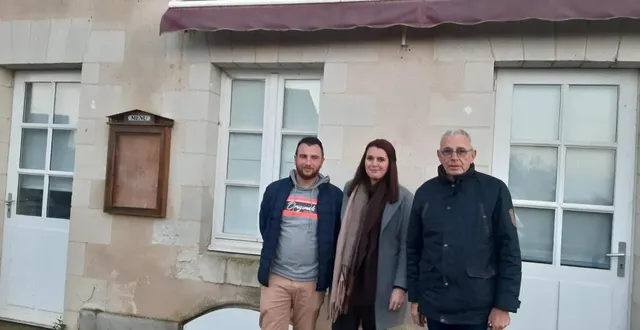 photo  les nouveaux propriétaires en compagnie du maire délégué de pruillé (commune déléguée de longuenée-en-anjou en maine-et-loire) daniel raverdy.  &copy;  ouest-france 