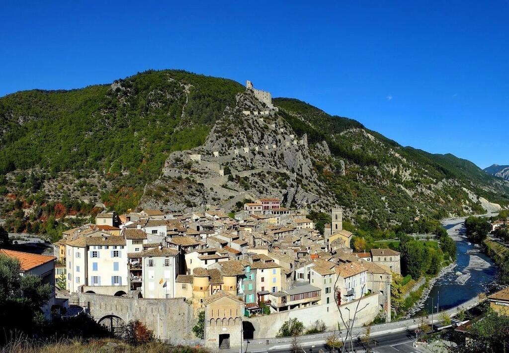 Située Près De Nice, Cette Authentique Cité Fortifiée Est L’un Des Plus ...