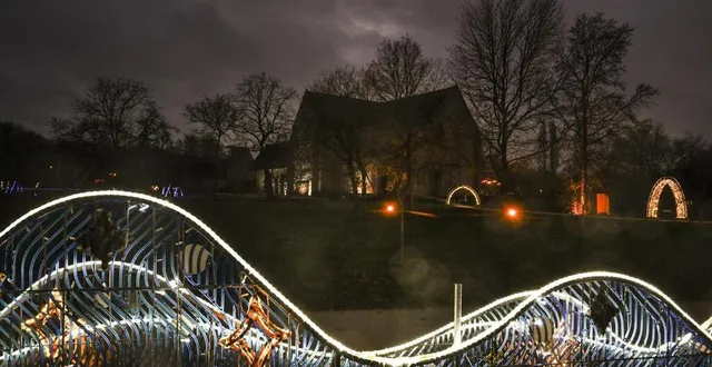 photo  plusieurs milliers de visiteurs sont comptabilisés chaque soir à l’abbaye royale de l’epau, illuminée.  &copy;  le maine libre – denis lambert 