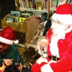 photo  le père noël a été accueilli à la bibliothèque. 
