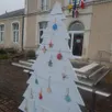 photo  un sapin décoré devant la mairie. 