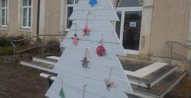 photo  un sapin décoré devant la mairie.  &copy;  le maine libre 