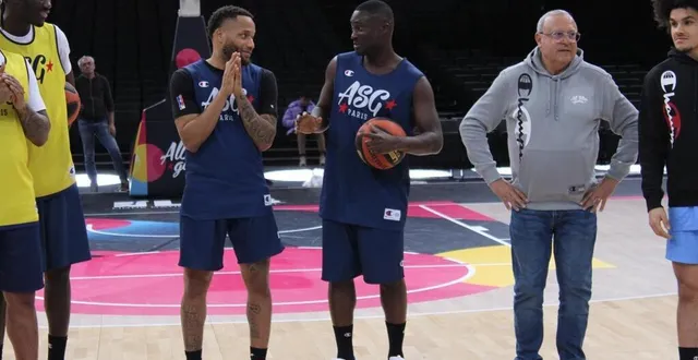 photo  devante' jones (en bleu, à gauche), à côté de pape-philippe amagou (en bleu, à droite) et d’alain weisz (en gris).  &copy;  photo : ouest-france 