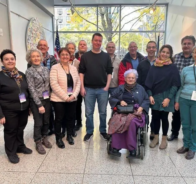 photo treize choristes de vocadélys (entourant ici le compositeur ola gjeilo) se sont rendus à new york pour un prestigieux concert. mais dans quelle salle ?  ©  vocadélys