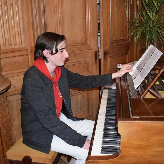 photo le jeune raphaël collard a donné un concert exceptionnel au château de tressé. il a interprété des œuvres de frédéric chopin et d’un autre compositeur moins connu de nos jours. lequel ?  ©  archives ouest-france