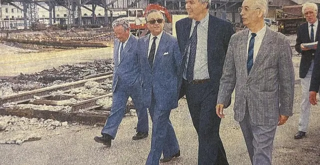 photo  fin juin 1988, michel d’aillières (président du conseil général de la sarthe), jean-claude boulard (président de la communauté urbaine du mans) et robert jarry (maire du mans) visitent les travaux de la gare tgv.  &copy;  archives le maine libre 