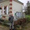 photo pascal jouvin, maire, devant la mairie où l’extension se fera à sa gauche.