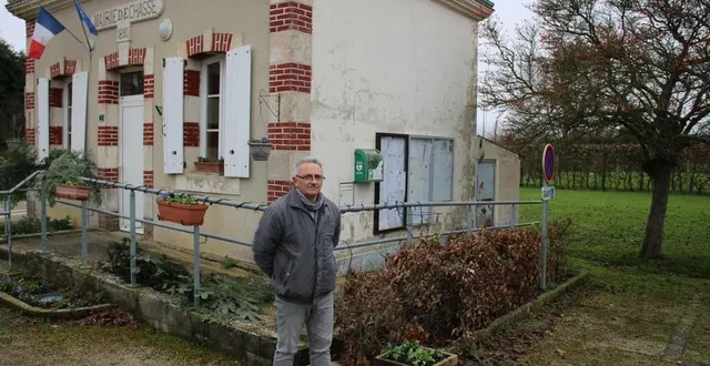 photo  pascal jouvin, maire, devant la mairie où l’extension se fera à sa gauche.  &copy;  le maine libre 