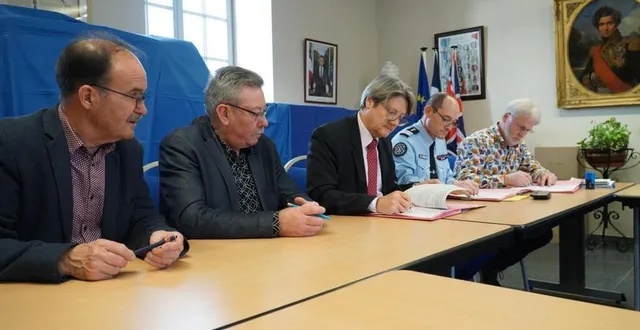 photo  le secrétaire général du préfet de la sarthe, éric zabouraeff (au centre), s’est déplacé à la mairie de ballon-saint-mars, pour signer l’avenant sécurité à la convention petites villes de demain.  &copy;  le maine libre 