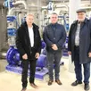 photo joseph lambert, président du syndicat intercommunal de production d’eau potable (à droite), accompagné de guillaume douheret et jean-pierre pacilly, de stgs, à l’intérieur de l’usine de décarbonatation.