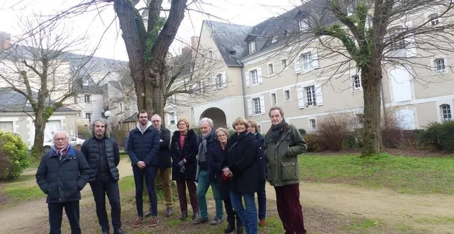 photo  les résidents de la doutre, square de l’estoile. l’espace vert derrière le groupe est noté aire constructible.  &copy;  ouest-france 