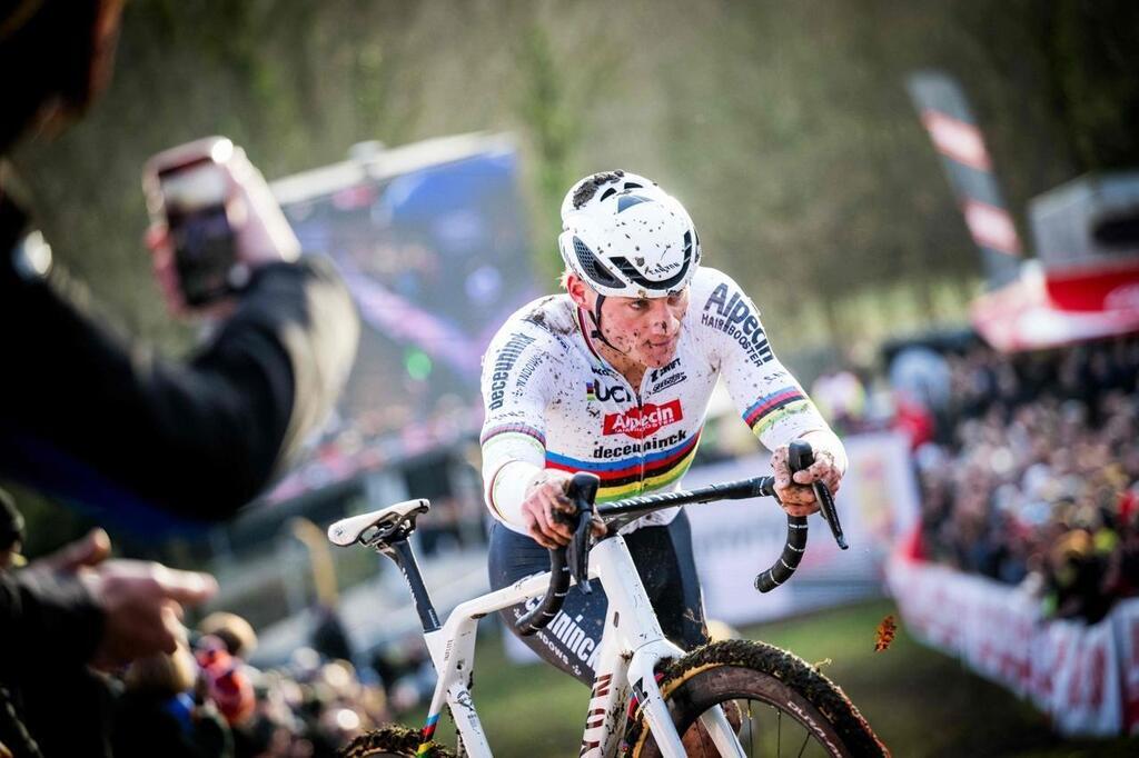 VidÉo Cyclo Cross Quand Mathieu Van Der Poel Crache Sur Le Public à Hulst Sport Redon 5248