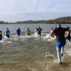 photo  le club de rugby de marçon se jette à l’eau chaque année au lac des varennes. 