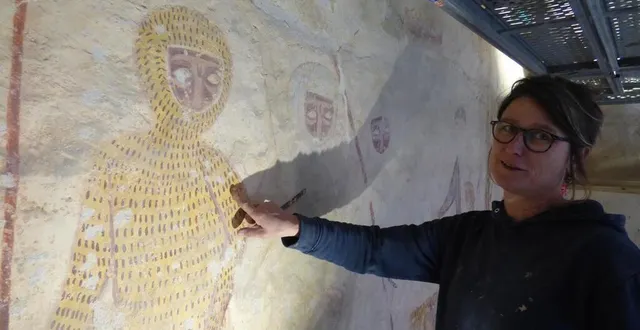 photo  la restauratrice géraldine fray et le soldat moyenâgeux, peinture du xiie siècle, dans l’église saint-hilaire, à asnières-sur-vègre.  &copy;   ouest-france 