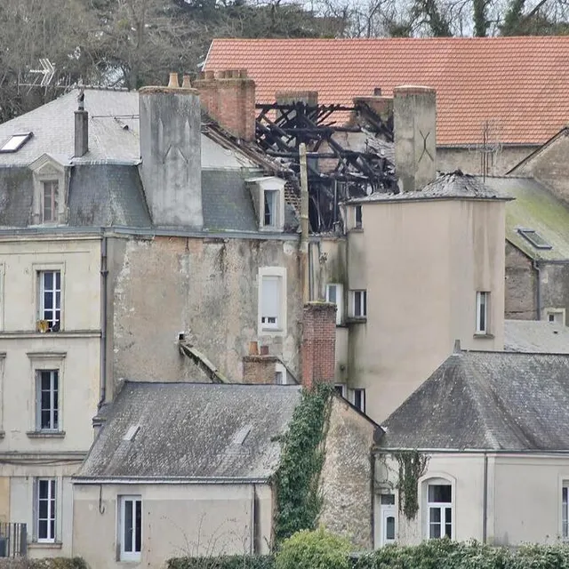 photo un aperçu de la toiture détruite par les flammes qui ont ravagé un immeuble situé grande rue à sablé-sur-sarthe le 17 mars 2023.  ©  ouest-france