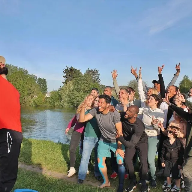 photo yanisport prend une photo souvenir avec les marcheurs et leurs ravitailleurs avant de reprendre la route, à l’espace henri-royer, mercredi 3 mai 2023, à sablé-sur-sarthe.  ©  ouest-france