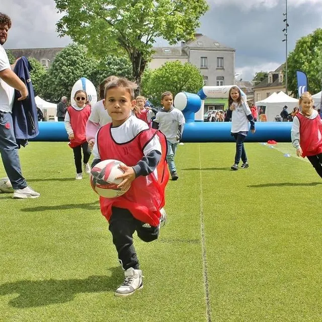 photo les enfants des accueils de loisirs se sont dépensés sur le terrain en gazon synthétique, mercredi 10 mai 2023, pour le passage du bus rugby tour à sablé-sur-sarthe, à quelques mois de la coupe du monde en france.  ©  ouest-france