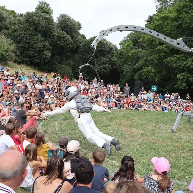 photo le spectacle de cirque « gagarine is not dead » a enchanté le public de la journée de dimanche du festival pop au parc qui allie avec succès musique mais aussi arts du cirque.  ©  ouest-france