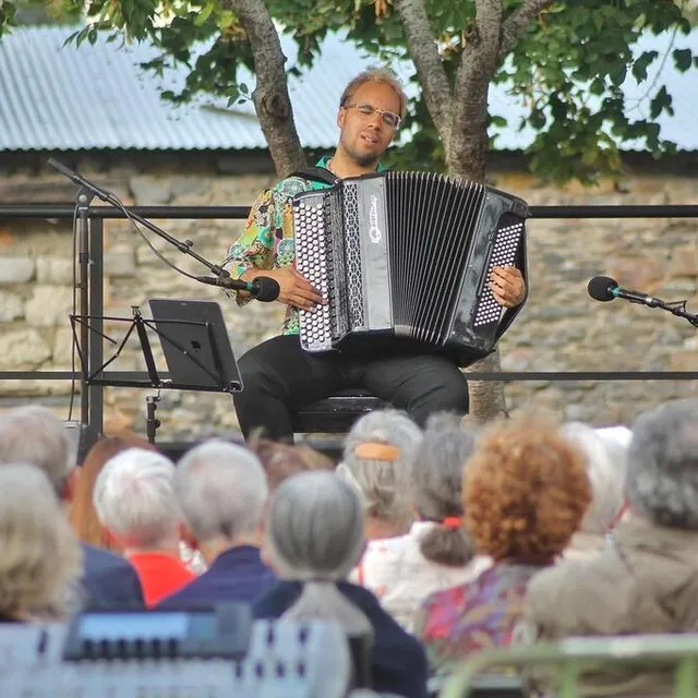 photo le jeune accordéoniste théo ould s’est produit place dom-guéranger face à 300 spectateurs, pour l’un des deux concerts gratuit du festival baroque de sablé-sur-sarthe en août 2023.  ©  ouest-france