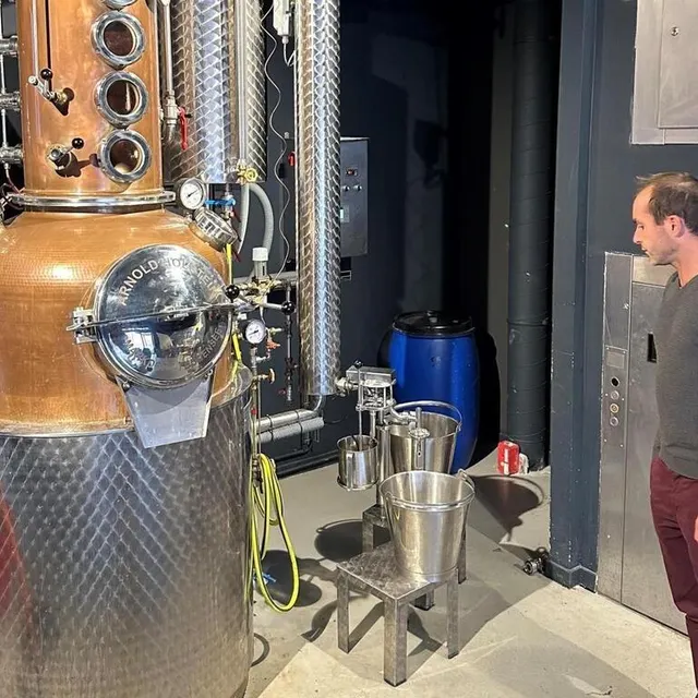 photo ils en avaient rêvé. ils l’ont fait. en octobre 2023, quelques amis ont lancé la confection de l’eau-de-vie de petits sablés avec l’aide de la distillerie du sonneur au mans. les 72 bouteilles ont été commercialisées.  ©  ouest-france