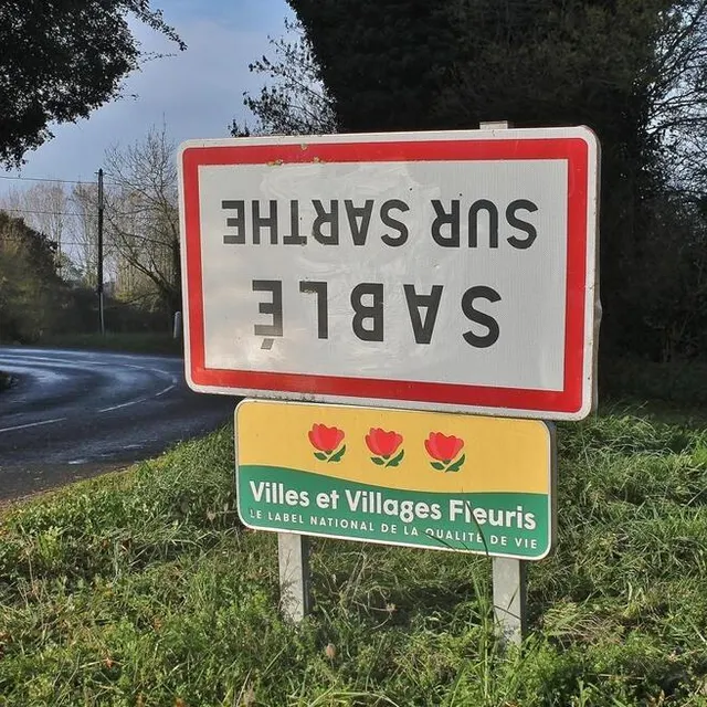 photo des panneaux d’entrée ou de sorties de ville ont été retournés dans plusieurs communes du pays sabolien, comme celui-ci à sablé-sur-sarthe, à l’initiative des agriculteurs pour dénoncer un monde qui tourne à l’envers.  ©  ouest france
