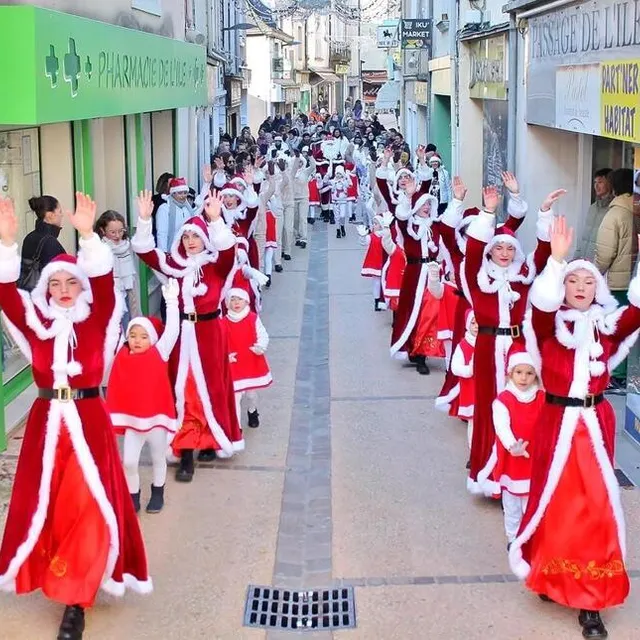 photo une quarantaine d’élèves de sablé danse mania ont accompagné le père noël avec un joli ballet dans les rues, samedi 2 décembre 2023 à l’occasion du marché de l’avent.  ©  ouest-france