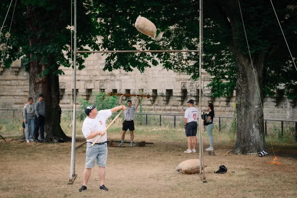 Lancer de botte de paille - jeu traditionnel breton