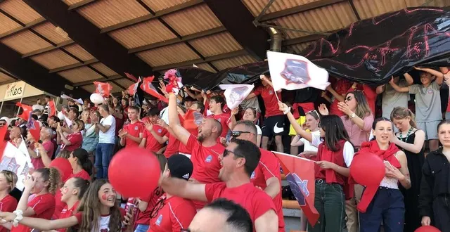 photo  les plus fervents supporters du fc flers étaient réunis du côté gauche de la tribune au stade du hazé pour la montée en n3 du fc flers, dimanche 4 juin 2023. au total, ils étaient plus de 1 000 personnes.  &copy;  archives ouest-france 