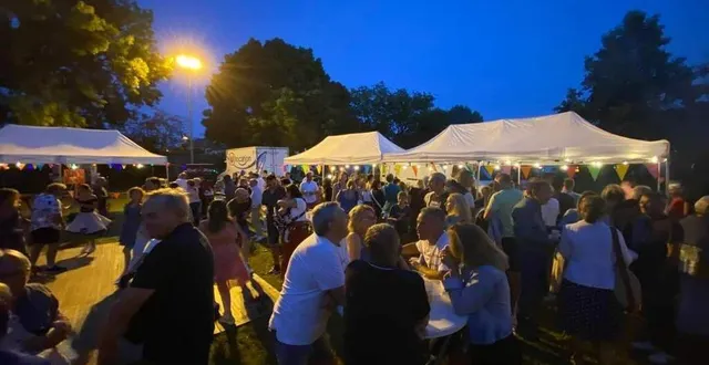 photo  la fête au bord de la sarthe a attiré beaucoup de monde avec un feu d’artifice offert par la commune. c’était au mois de juin.  &copy;  archives le maine libre 