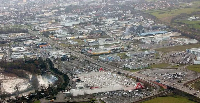 photo  la zone commerciale située au nord du mans – ici en 2004 – est devenue incontournable pour les consommateurs de l’agglomération du mans.  &copy;  archives le maine libre – denis lambert 